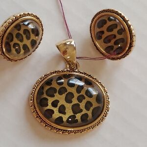 Vintage Leopard Print Gold-Tone Pendant & Clip-on Earrings Matching Set - Oval